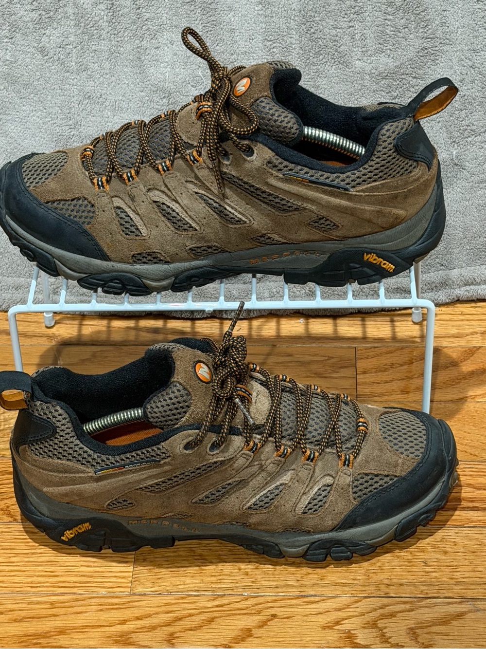 Merrell Men’s 9.5 Moab Ventilator Vibram Outdoor Hiking Shoes Earth Brown J87729